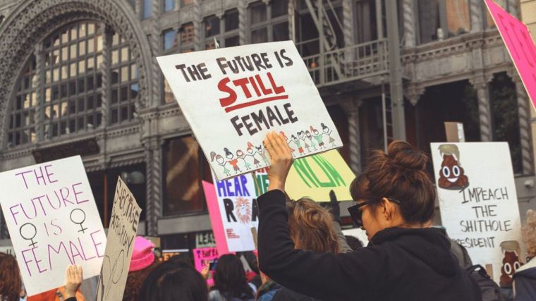 La mujer domina el mundo de la política… el resto también