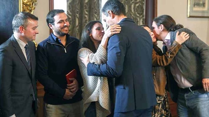 A Sánchez y a Iglesias no les queda otro remedio que acudir a Defensa ante el colapso de la Administración