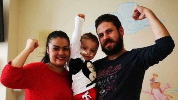 En plena epidemia, el pequeño Víctor recibe el alta tras seis trasplantes