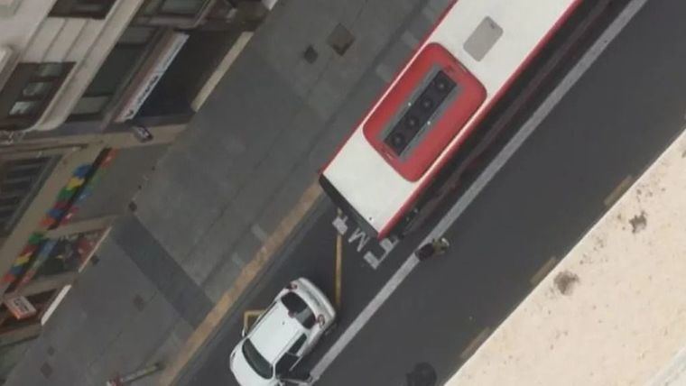 Un autobús arrolla un coche tras una discusión de tráfico en el centro de Valencia