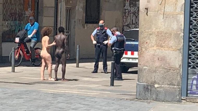 [Vídeo] Detenido por abusar de una mujer con la que se paseaba desnudo por Barcelona