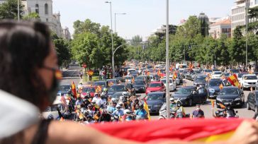 Españoles de todos los partidos se echan a las calles para protestar contra el Gobierno pese a que la convocatoria era de Vox