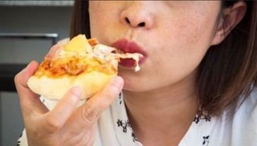 Una de cada cinco mujeres de 50 años es adicta a alimentos ultraprocesados, según estudio
