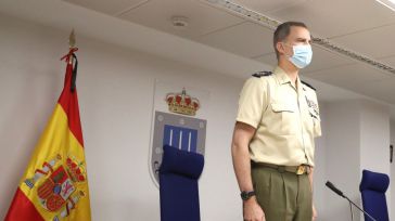 El Rey se quita la mascarilla para enviar "un mensaje de esperanza y confianza en nuestro futuro" en el Día de las Fuerzas Armadas