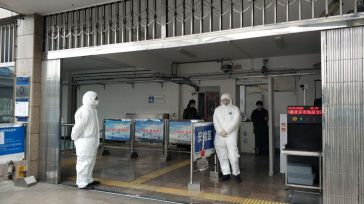 Pekín confina a miles de personas tras un rebrote en un mercado de la ciudad 