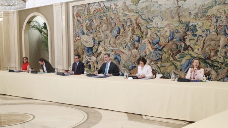 Sánchez e Iglesias dan cuenta ante el 'ciudadano Borbón' de su controvertida gestión del Covid-19