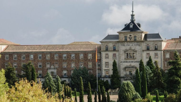 La Benemérita en pie de guerra: Piden a Sánchez que retire de los cuarteles el lema 'Todo por la patria'