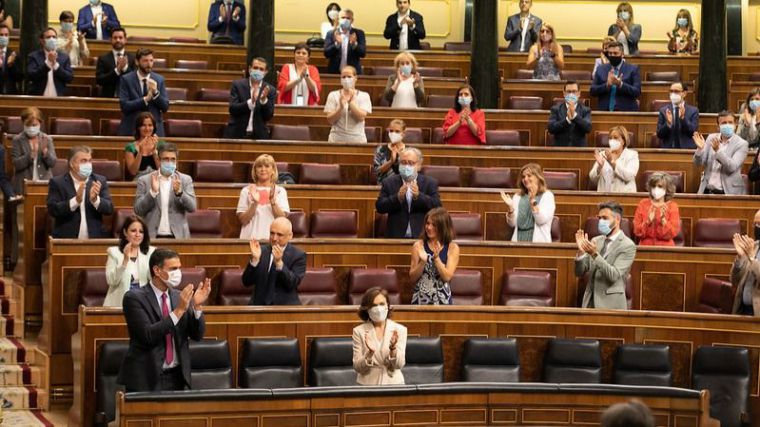 Sánchez sigue en su nube de 'auto-ovaciones' y echa la culpa a Casado de un acuerdo parcial en Europa