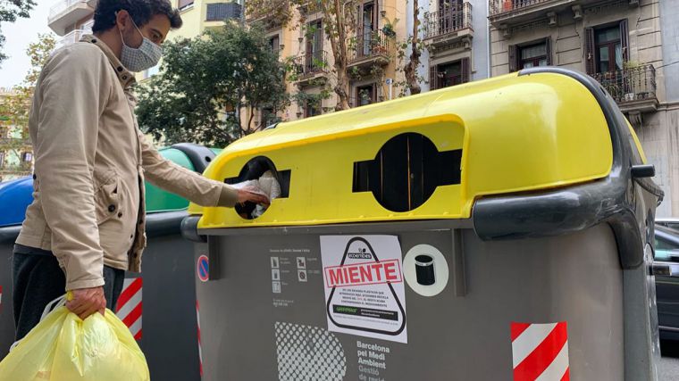 Ecoembes miente: Las misteriosas pegatinas que han aparecido por miles en contenedores amarillos de toda España