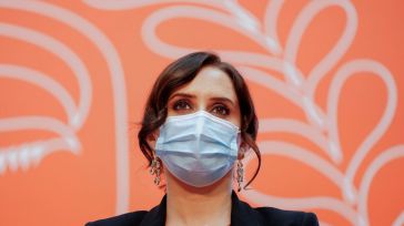 La "nueva musa de la derecha española" saca los colores a Sánchez en 'Le Figaro'