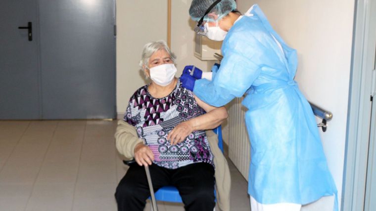 La picaresca de unos sanitarios catalanes que dejaron sin dosis a cinco residentes para vacunar a familiares