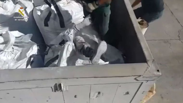 Rescatado en el puerto de Melilla dentro de un saco que contenía cenizas tóxicas