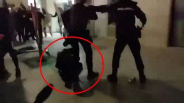 Dos detenidos por moler a palos a una policía durante los disturbios violentos de la semana pasada