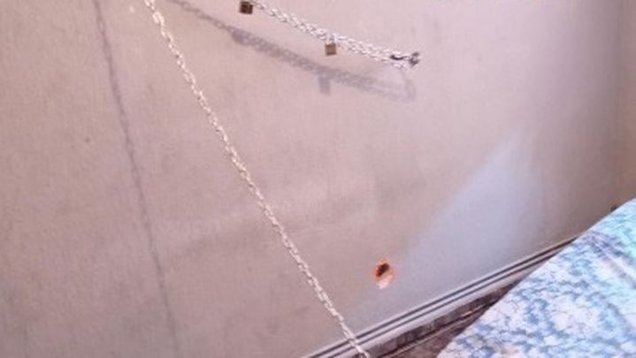 Sucesos: Detenidas tres personas por encadenar a un familiar a la pared de una habitación durante ocho días