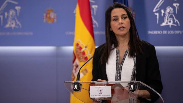 Arrimadas contra la 'mesa de la vergüenza': 'Queremos que el Gobierno cuente de qué hablaron con los que desprecian a los españoles'