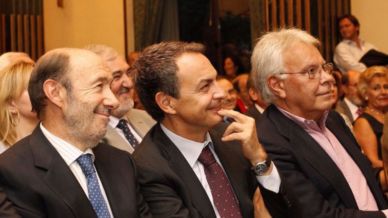 De izquierda a derecha, Alfredo Pérez Rubalcaba, José Luis Rodríguez Zapatero y Felipe González