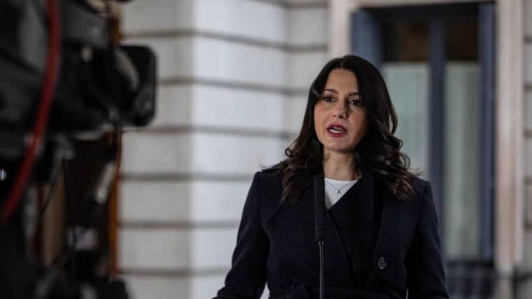 La líder de Ciudadanos, Inés Arrimadas, a las puertas del Congreso de los Diputados