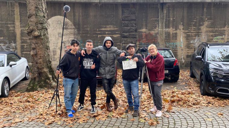 En la imagen: El mehdi  tahir (director), Jose Mateos Mariscal, Leandro Mateos Hernández, Laura (cámara profesional) , Addel (actor principal). En la ciudad de Düsseldorf, grabando las primeras tomas.