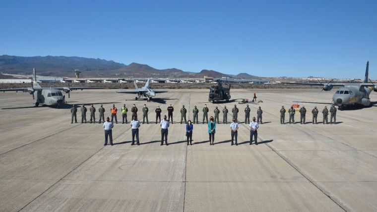 Robles agradece la labor de los militares ante la erupción de La Palma