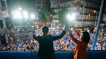 Casado y Ayuso se revuelcan por el fango en un cisma sin precedentes en el PP