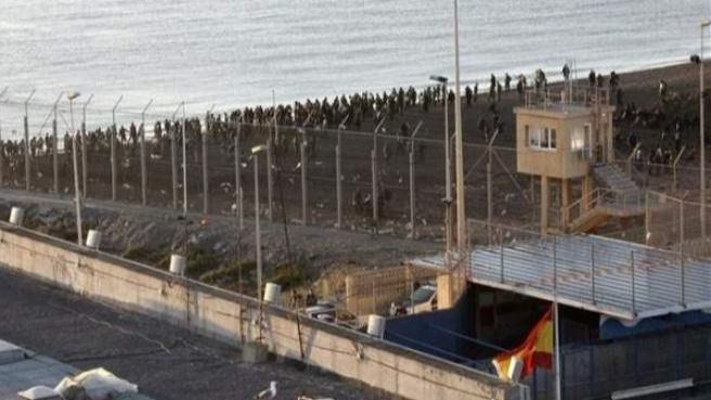 La 'guerra híbrida' de Marruecos: ¿Por qué deben de permanecer cerradas las fronteras de Ceuta y Melilla?