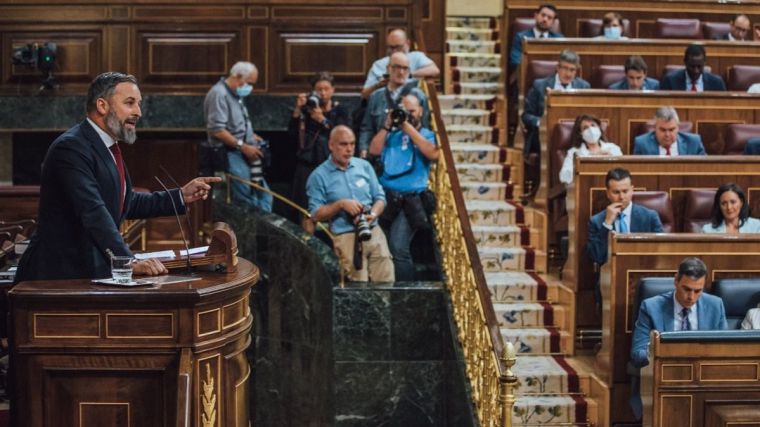 Abascal retrata al 'autócrata' Sánchez y envía un recado al PP