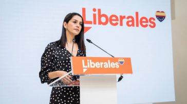 Arrimadas: "Un voto más al PP no cambia nada, a Cs garantiza el mejor gobierno de la historia de Andalucía"