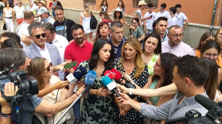 Arrimadas: 'Si los andaluces votan al PP tendrán a Olona de vicepresidenta'