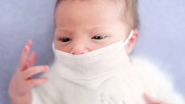 Bebé de 6 meses muere horas después de recibir seis vacunas en consulta médica, padres exigen justicia