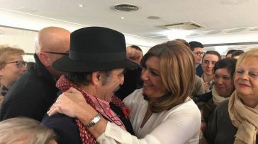 El alcalde investigado del PSOE recibe el abrazo de la ex presidenta de Andalucía, Susana Díaz.