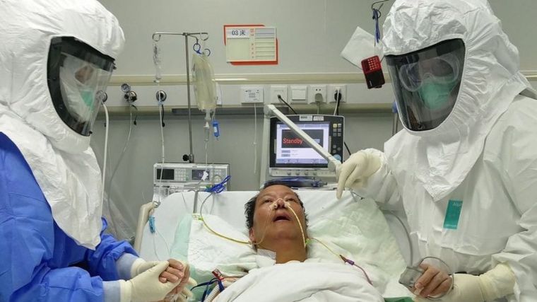  Trabajadores de salud en China atendiendo a un paciente