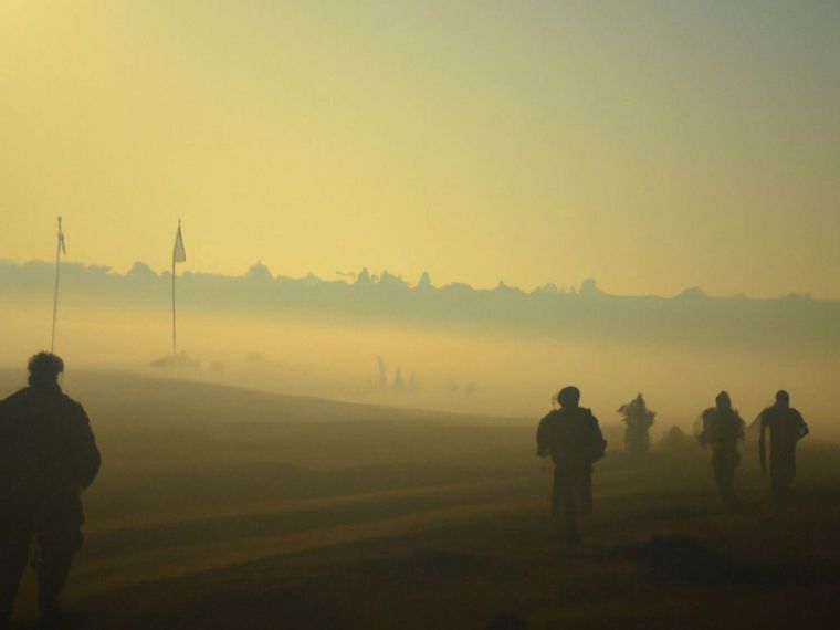 En el campo de batalla de Soledar, Ucrania, una niebla fría cubre el terreno mientras la lucha continúa. Los soldados rusos y el Grupo Wagner avanzan hacia las líneas ucranianas bajo la luz del sol amarillo.