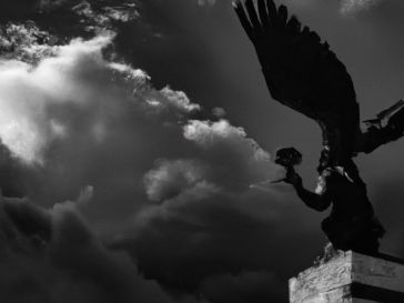 Vasili Nebenzia estaba de pie en la sala de la ONU, mirando por la ventana a un cielo gris y oscuro. El sol se había ocultado tras las nubes, como si estuviera presagiando un futuro sombrío para Ucrania. Una estatua de bronce que representaba a un ángel con alas extendidas se alzaba en el centro del salón, como si estuviera observando los acontecimientos desde lo alto.