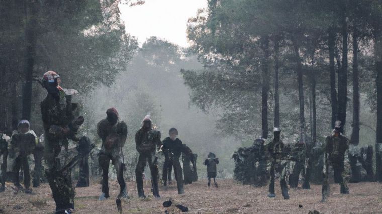 Ejercitos de mnilitares haciendo ejercicio en un bosque