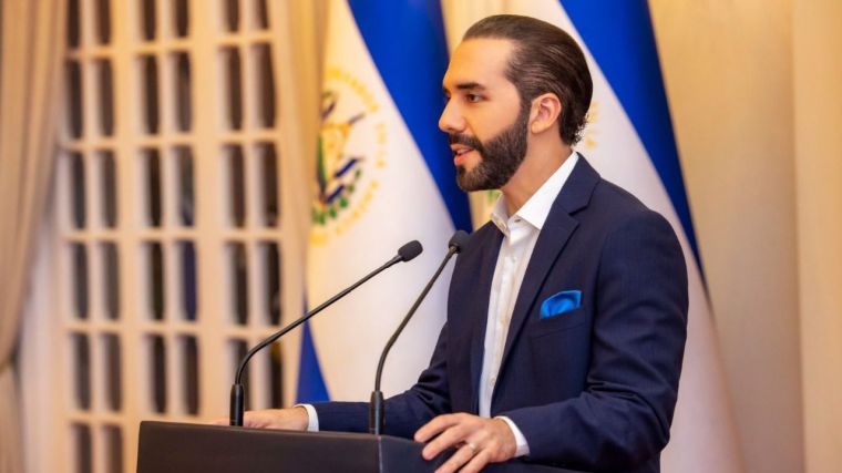 El presidente de El Salvador detiene a 69.000 pandilleros y declara la guerra a los corruptos