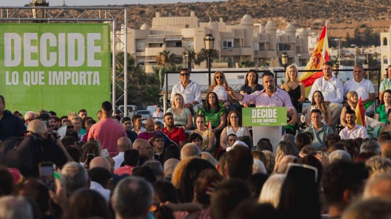 Abascal se compromete a echar a Sánchez frente a un Feijóo que se rinde