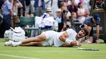 El español Carlos Alcaraz derrota al favorito Novak Djokovic en la final de Wimbledon