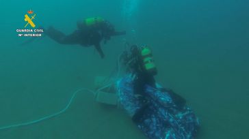 Guardia Civil: Recupera una tonelada de hachís fondeada en el mar en la costa de Almería