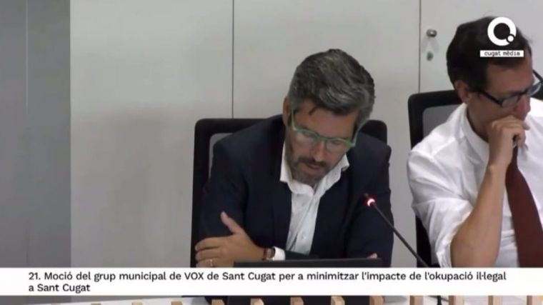 Junts se alinea con la izquierda y el comunismo para tumbar una propuesta de VOX para combatir la okupación