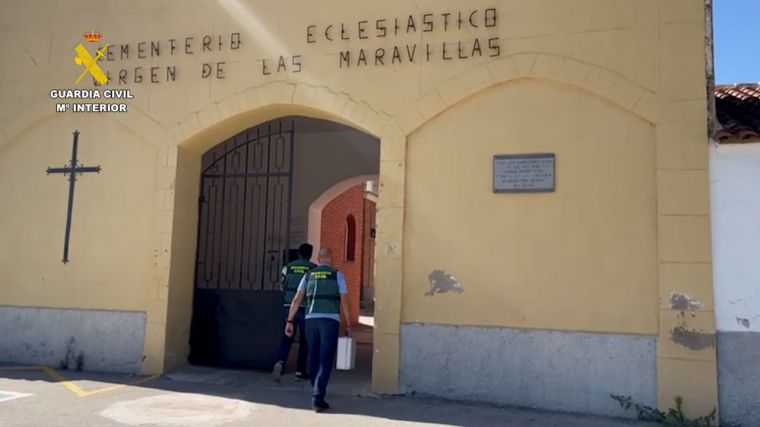 Guardia Civil: Dos detenidos en Murcia por 80 robos en un cementerio