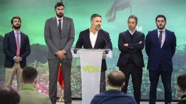 Abascal cree que Sánchez "no está lejos de meter en la cárcel a inocentes para mantenerse en el poder"