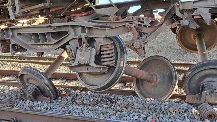 Sucesos: Descarrilan ocho vagones de un tren de mercancías en Arévalo (Ávila)