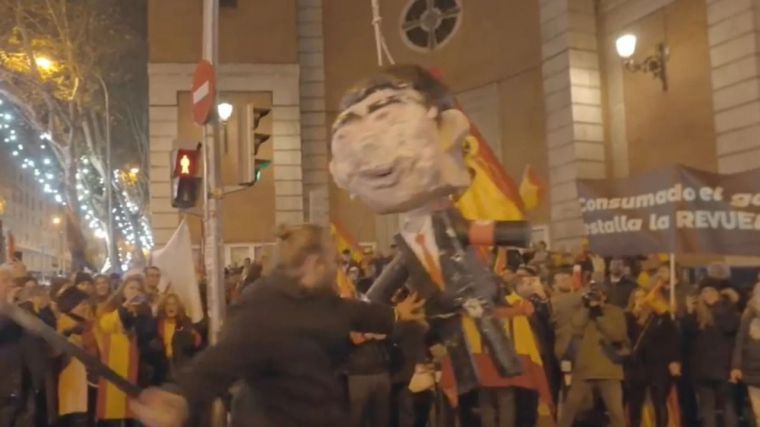 PSOE señala a asociaciones vinculadas a Vox como organizadores del acto en el que 'colgaron' a Sánchez de los pies