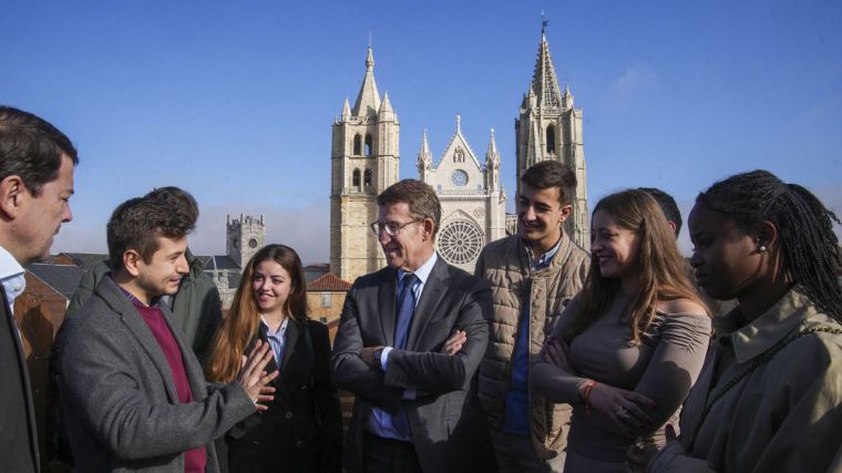 Feijóo se compromete a poner en marcha una EBAU común en todas las CCAA del PP para 2025