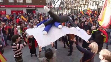 Manifestantes de la convocatoria del PP mantean dos muñecos que representan a Sánchez y a Puigdemont