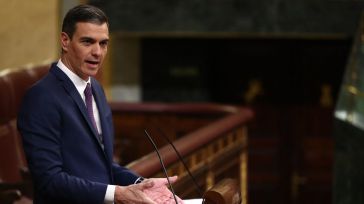 Silencio por bandera: Sánchez reta a Feijóo a contar a los españoles lo que le dijo a 16 periodistas en privado