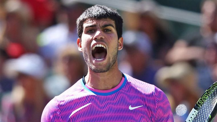 El tenista español Alcaraz planta cara a Djokovic y prolonga su reinado en Indian Wells