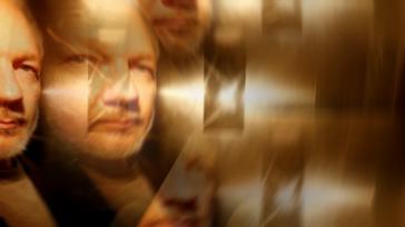 Primera aparición pública de un "confundido" Assange en meses