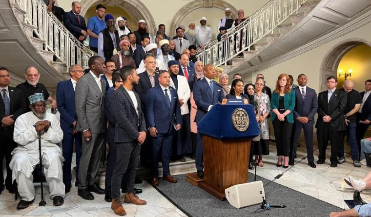 Nueva York permite a mezquitas transmitir públicamente llamado musulmán a la oración sin permisos