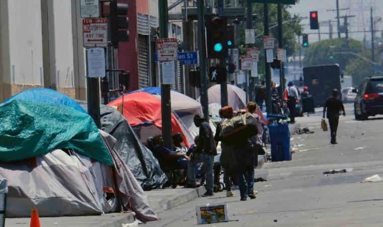 Un campamento para personas sin hogar aparece en una acera de Beverly Hills